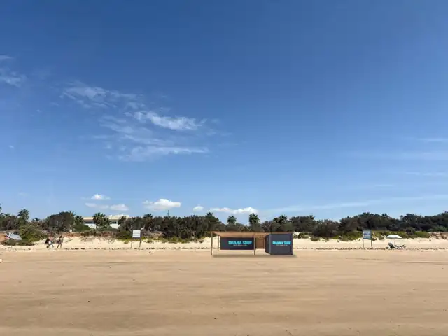 La playa de Costa Ballena con el container de Ohana Surf a pie de duna