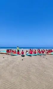 Clase de surf de Ohana en la arena de Tres Piedras