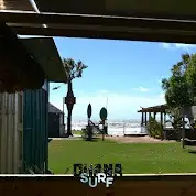 La escuela Ohana en Tres Piedras, con la pérgola y el mar al fondo
